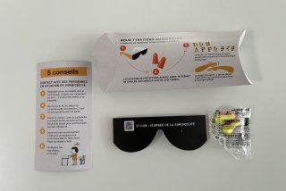 Le set distribué ce lundi midi aux élèves dans le cadre de l'action "A table - en situation de surdicécité".